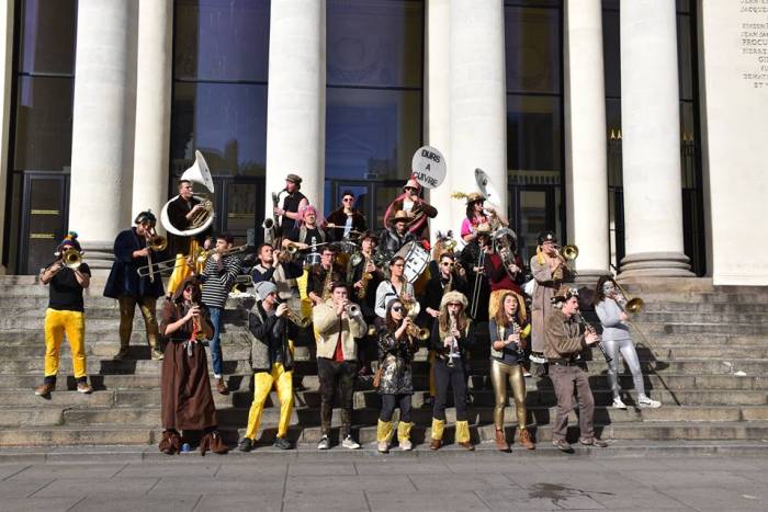 La fanfare Les Durs à Cuivre anime le marché de noël de Nantes