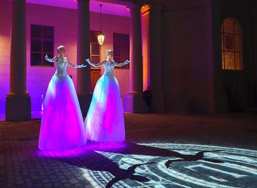 Les Welcome du marché de noël de Nantes assurées par des danseuses sur échasses