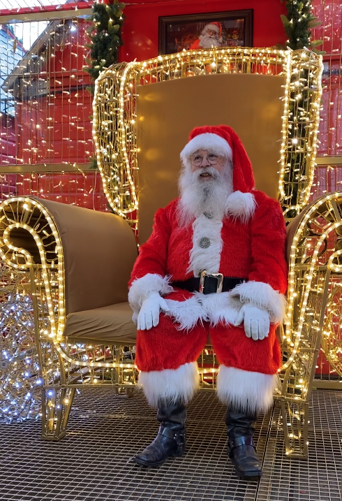 Capture d’écran 2023-06-26 à 15.25.56 Père Noël avec petite fille dans la maison du Père Noël