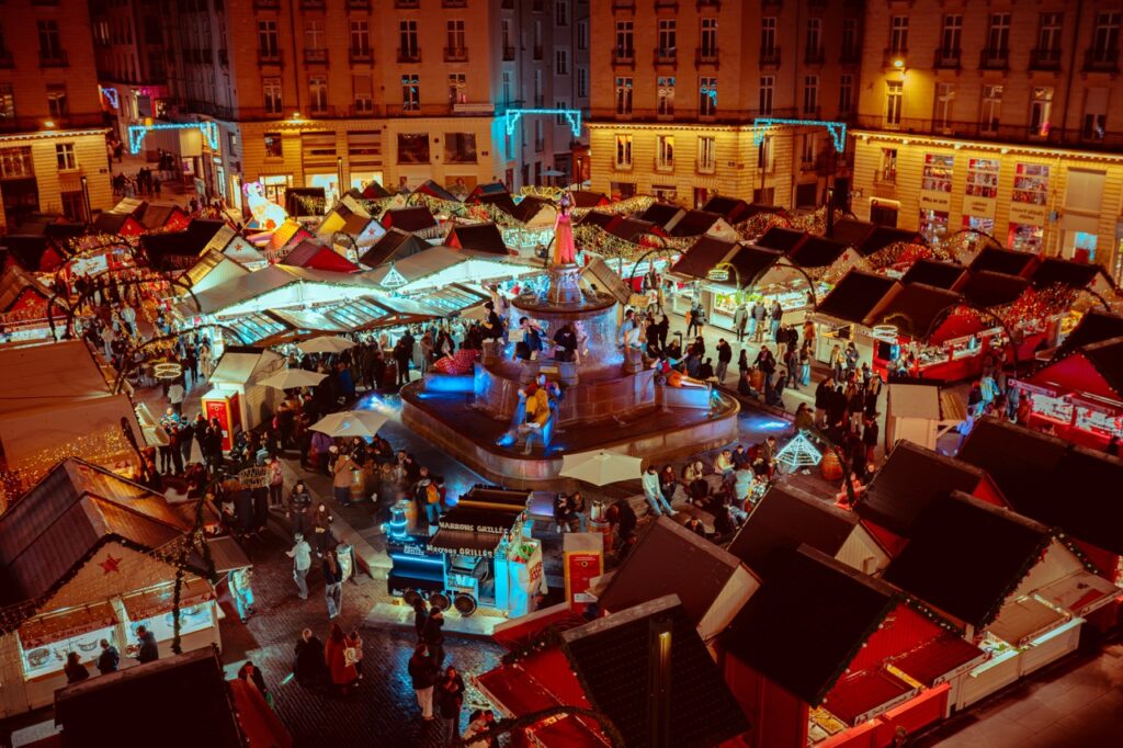 Marché de Noël de Nantes 2025 en centre-ville, chalets illuminés autour de la place Royale